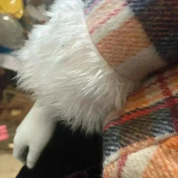 Vintage Women’s Size XS Wool Plaid Jacket with Faux Fur Edged Collar and Wrists - Picture 4 of 10